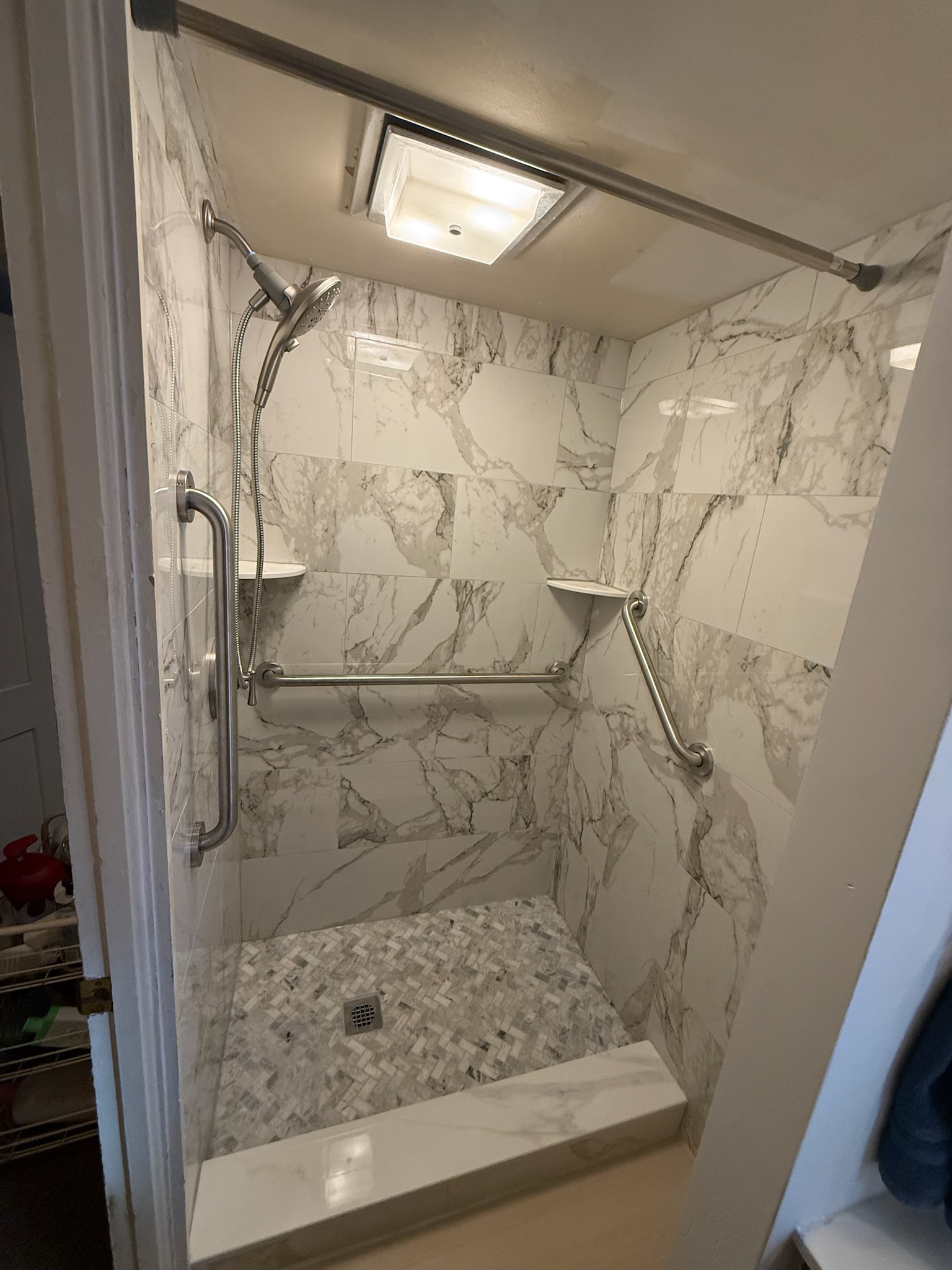 Bathroom Marble Walkin - Photo 6